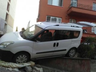 Kocaelinde freni boşalan araç evin bahçesine girdi