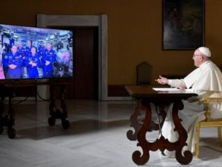 Papa uzay istasyonundaki astronotlarla konuştu
