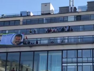 PKKlılar Pariste AFP binasına Öcalan posteri astı