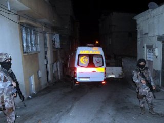 Polislerden korkan kaçak girdiği evde aileyi rehin aldı