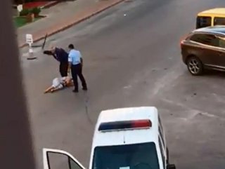 Yerdeki kadına tekme ve copla vuran polisler açığa alındı