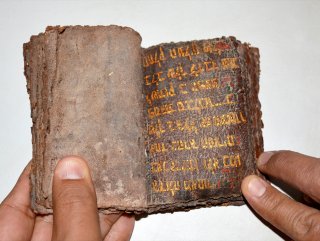 700 yıllık Tevratı satmaya çalışırken yakalandılar