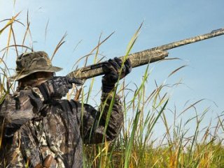 Avcı yanlışlıkla arkadaşını vurdu