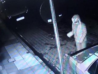 Hırsızı patates atarak uzaklaştırdı