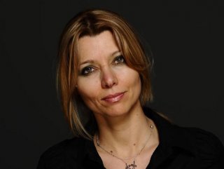 Takipçisi Elif Şafaka kitaplarıyla karşılık verdi