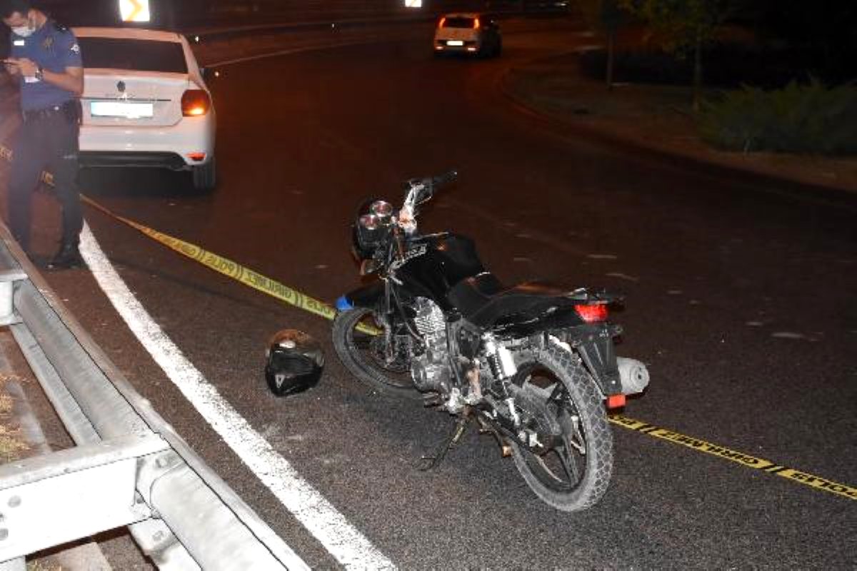 Motosiklet demir bariyere çarptı: 1 ölü