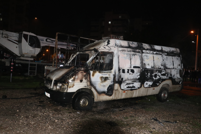 Tartıştığı kız arkadaşı ile annesinin ara&ccedil;larını kundakladı; olay anı kamerada