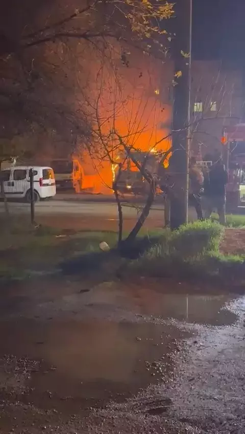 Tartıştığı kız arkadaşı ile annesinin ara&ccedil;larını kundakladı; olay anı kamerada